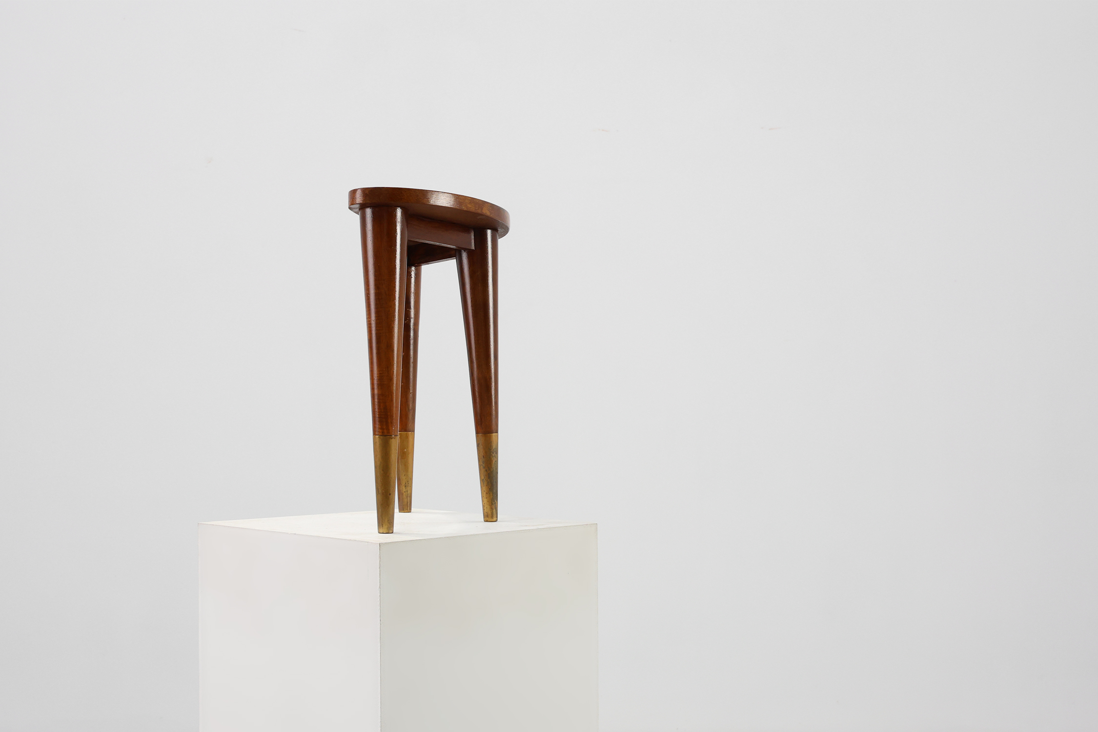 Small table in wood and brass stamped “Italia” in the manner of Gio Ponti, Italy 1950sthumbnail